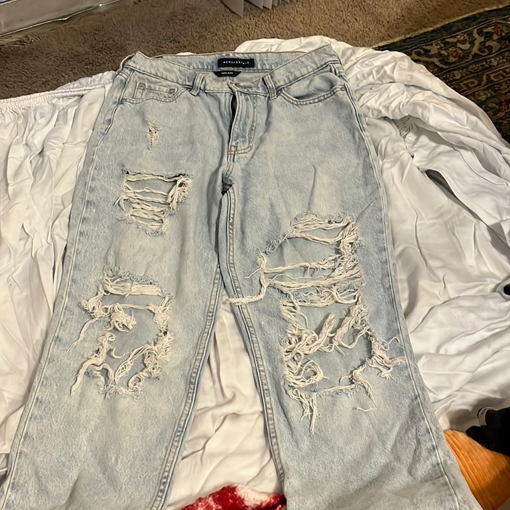 Aeropostale. mom jeans. size 6